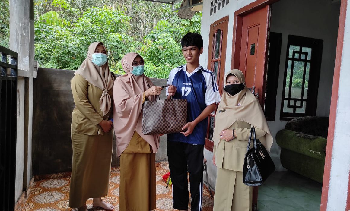 SMP 12 Bintan Beri Bantuan Warga Korban Banjir