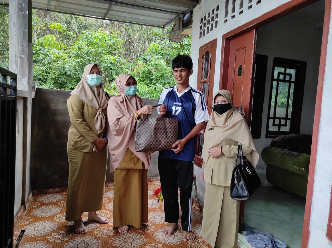 SMP 12 Bintan Beri Bantuan Warga Korban Banjir