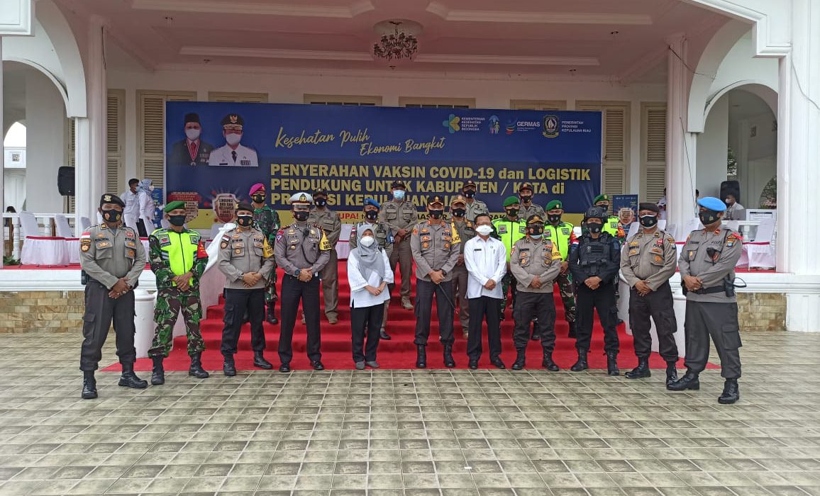 Brimob Batalyon B Pelopor Kawal Pendistribusian Vaksin Sinovac Provinsi Kepri