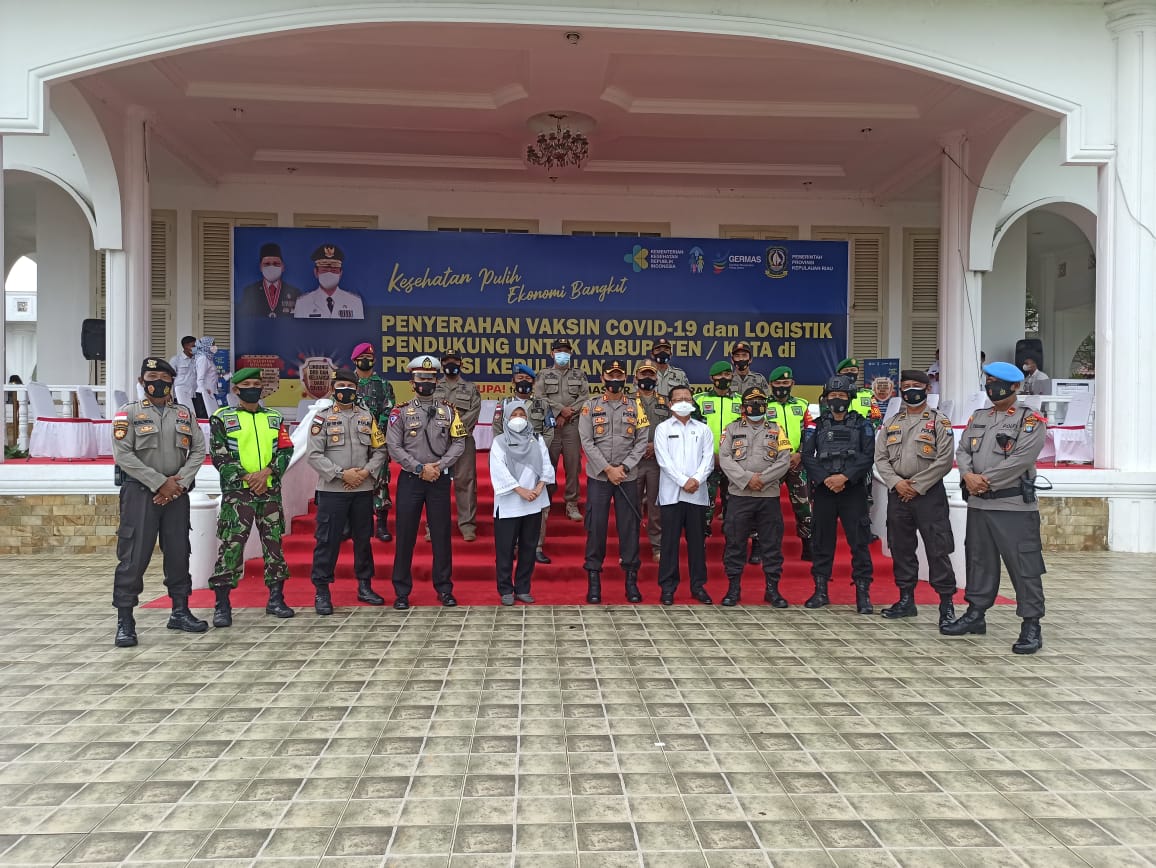 Brimob Batalyon B Pelopor Mengawal Pendistribusian Vaksin Sinovac