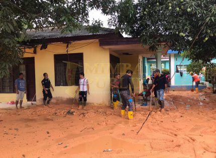Pasca Banjir, Rumah Kepala PLN Tanjung Uban Dibanjiri Lumpur
