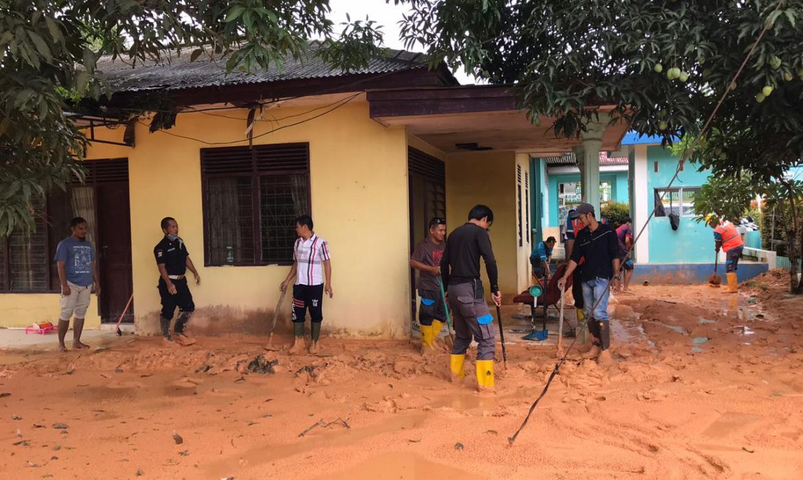 Rumah Kepala PLN Tanjung Uban Dibanjiri Lumpur Pasca Banjir