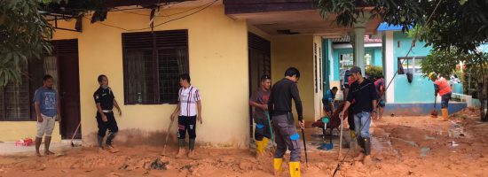 Rumah Kepala PLN Tanjung Uban Dibanjiri Lumpur Pasca Banjir