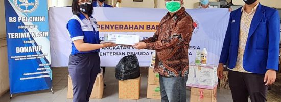 Wakil Bendahara Umum DPP GAMKI Sartika Simanjuntak menyerahkan bantuan secara simbolis kepada Dirut RS PGI Cikini, Senin (18/1/2021) | Foto: Istimewa