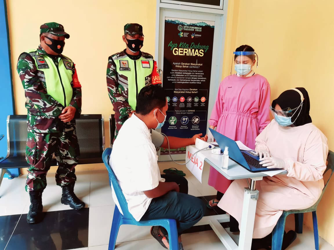 Penyuntikkan Vaksin Sinovac dilakukan di Puskesmas Tanjung Uban, Bintan, Kepulauan Riau