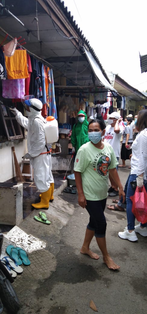 Othank Foundation semprotkan disfektan di sekita lokasi