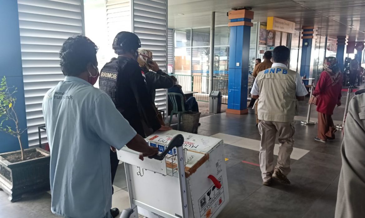 Brimob Batalyon B Pelopor melaksanakan pengawalan Pendistribusian Vaksin yang akan disalurkan ke Kota Batam, Karimun, Lingga, Anambas, dan Natuna, Selasa (26/1/2021).