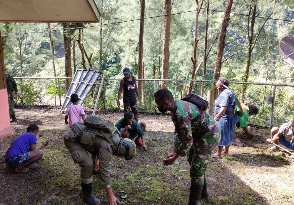 Satgas Satbrimob Polda Kepri dan TNI di Papua Giat Kerja Bakti Bersama Masyarakat Papua