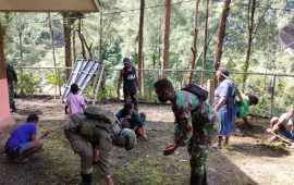 Satgas Satbrimob Polda Kepri dan TNI di Papua Giat Kerja Bakti Bersama Masyarakat Papua
