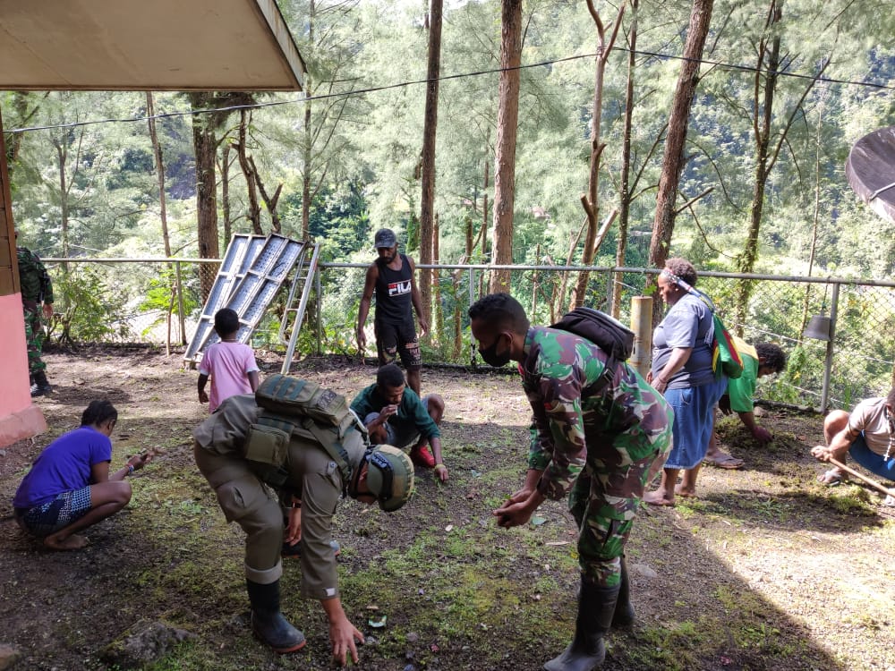 Satgas Satbrimob Polda Kepri dan TNI di Papua Giat Kerja Bakti Bersama Masyarakat Papua