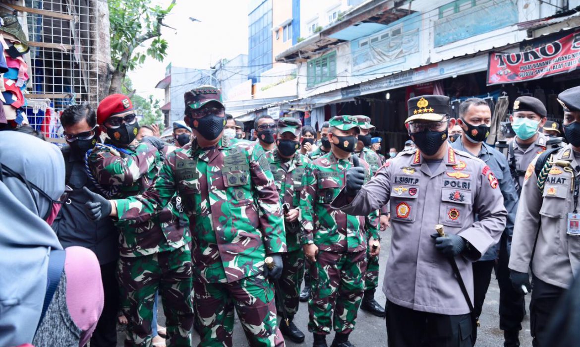 Pantau Prokes, Panglima TNI dan Kapolri Bagikan Masker di Pasar Tanah Abang