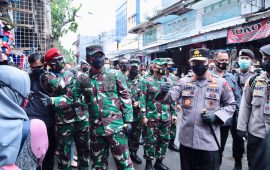 Pantau Prokes, Panglima TNI dan Kapolri Bagikan Masker di Pasar Tanah Abang