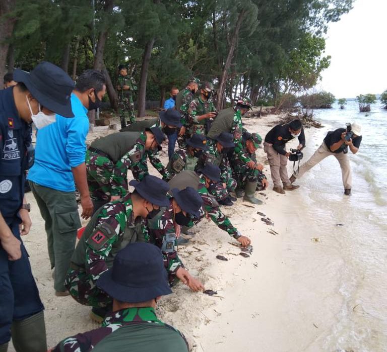 Danramil-04/KS Dampingi Kopassus Gelar Bhaksos di Daerah Latihan Kepulauan Seribu