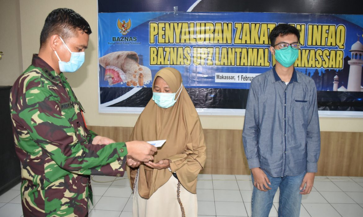 Baznas UPZ TNI AL Lantamal VI Makassar Salurkan Zakat dan Infaq Pada Warga Terdampak Pendemi Covid-19