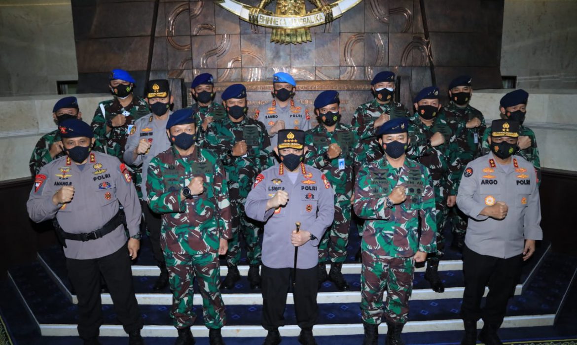 Kunjungi KSAU, Kapolri Harap Sinergitas Dari Atas Hingga Bawah Tegakan Displin Prokes Masyarakat