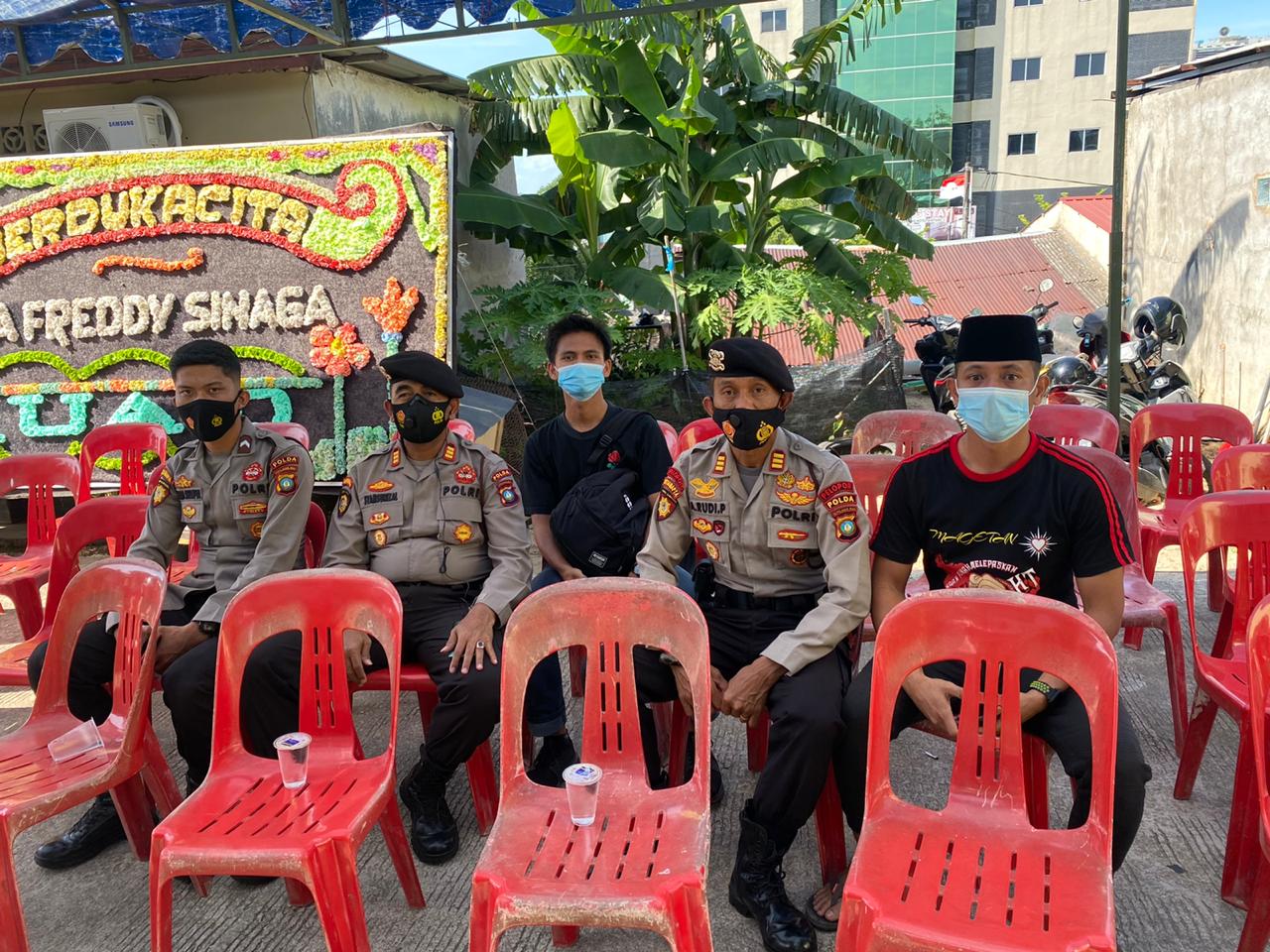 Personel Ditsamapta Polda Kepri Melayat ke Rumah Orangtua Bripka Fredy Sinaga