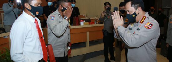 Kapolri Berikan Penghargaan 2 Personel Polda Bali yang Berprestasi