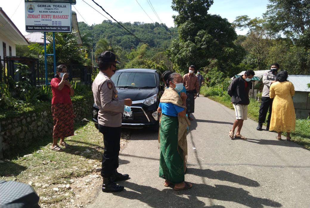 Kapolsek Sangalla' Bersama Bhabinkamtibmas Laksanakan Pengawasan Prokes dan Monitoring Kegiatan Pernikahan di Sangalla'