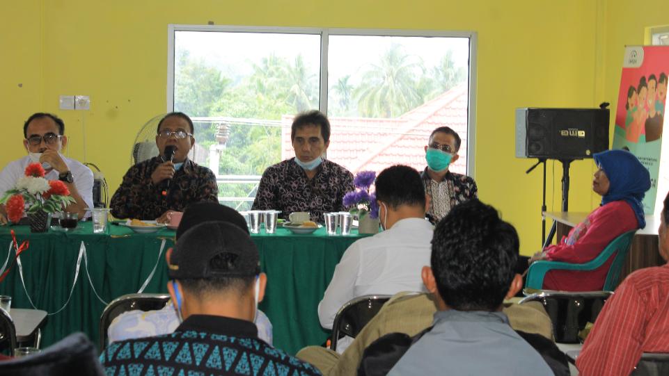 Pamong Kebudayaan Kemdikbud RI, Drs. Suarman saat bicara di acara Sosialisasi Persiapan Pemajuan Kebudayaan Nagari Koto Gadang Koto Anau, Kamis 4 Februari 2021. (Dok. Istimewa)