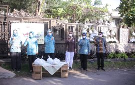 Gerakan Siger Direspons Positif, Ibu Riana Arinal Bagikan Bantuan Bahan Makanan dan Masker di Bandar Lampung