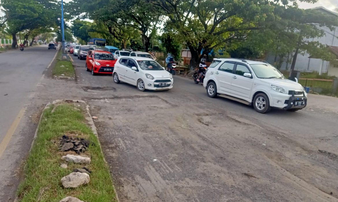 Jalan poros Maros - Pangkep menjadi contoh jalan yang rusak sangat parah dan sering memakan korban.