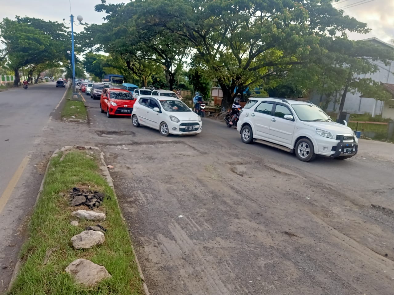 Jalan poros Maros - Pangkep menjadi contoh jalan yang rusak sangat parah dan sering memakan korban.