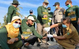 PWI Riau Lakukan Aksi Penghijauan di Pantai Pesona dan Aksi Bersih Pantai di Beting Aceh