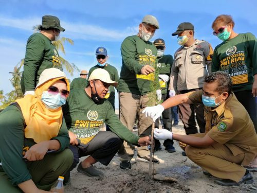 PWI Riau Lakukan Aksi Penghijauan di Pantai Pesona dan Aksi Bersih Pantai di Beting Aceh