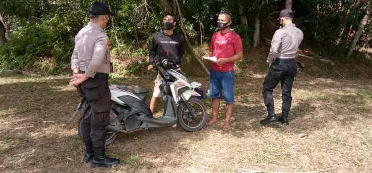 Personel Polsek KKB saat memeriksa kendaraan di Kawasan Bandara Hang Nadim Batam, Selasa (9/2/2021)