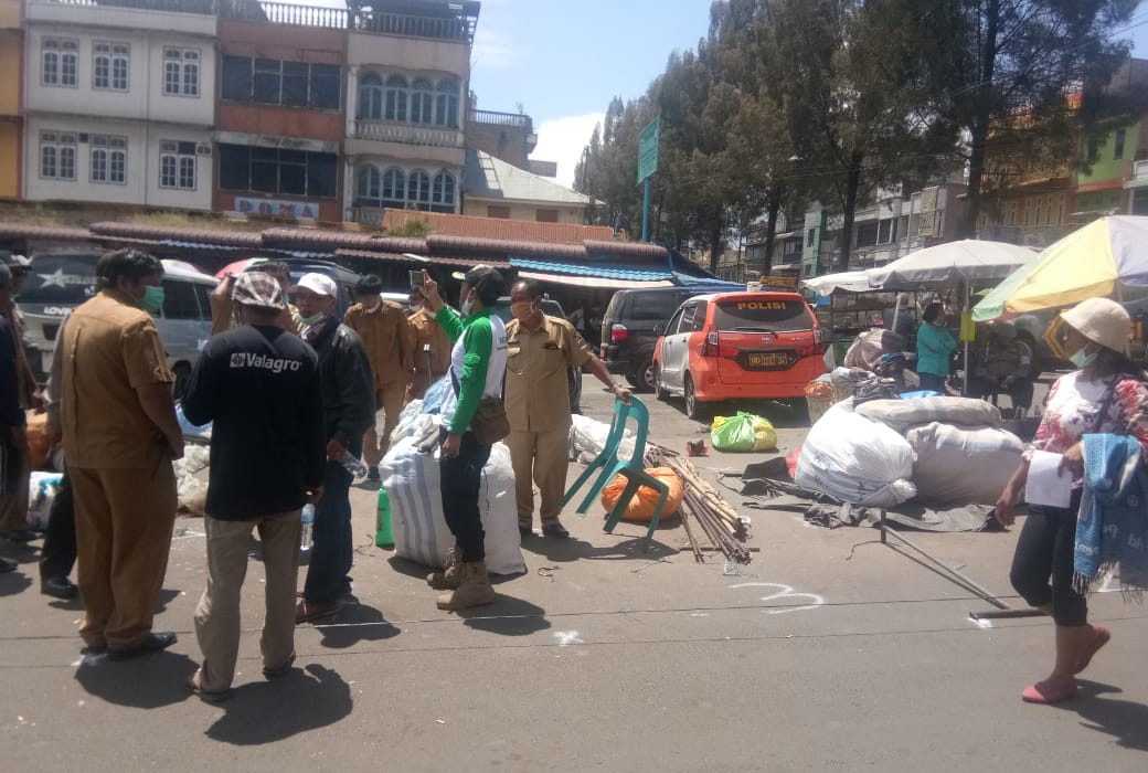 Dinas terkait saat melakukan pemindahan para pedagang korban kebakaran Berastagi di Lokasi terminal Berastagi