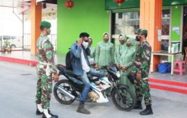 Persatuan Istri Prajurit Turun ke Jalan Bagi-bagi Masker