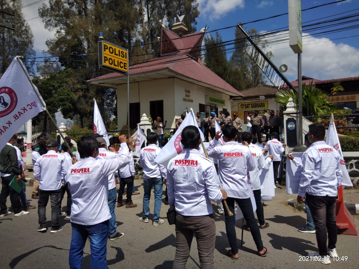 Massa Pospera Saat Berada di Mapolres Karo.