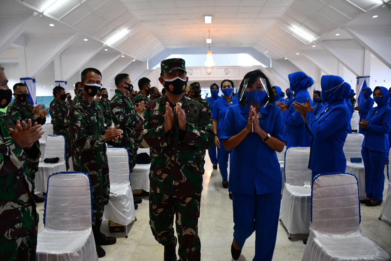 Panglima Komando Armada II Laksamana Muda TNI I N.G. Sudihartawan, S.Pi., M.M didampingi Ketua Daerah Jalasenastri Armada II Ny. Ria Sudihartawan