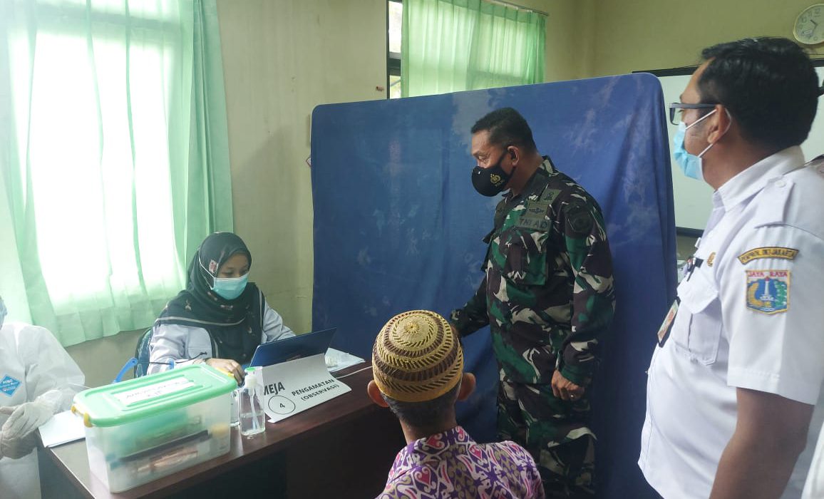 Danramil 04/KS, Mayor Inf Ali Anwar Faola meninjau pemberian Vaksinasi tahap 2 dosis 1, khusus Lansia, yang dilaksanakan di Puskesmas Pulau Kelapa, Kepulauan Seribu Utara, Rabu (24/02/21)
