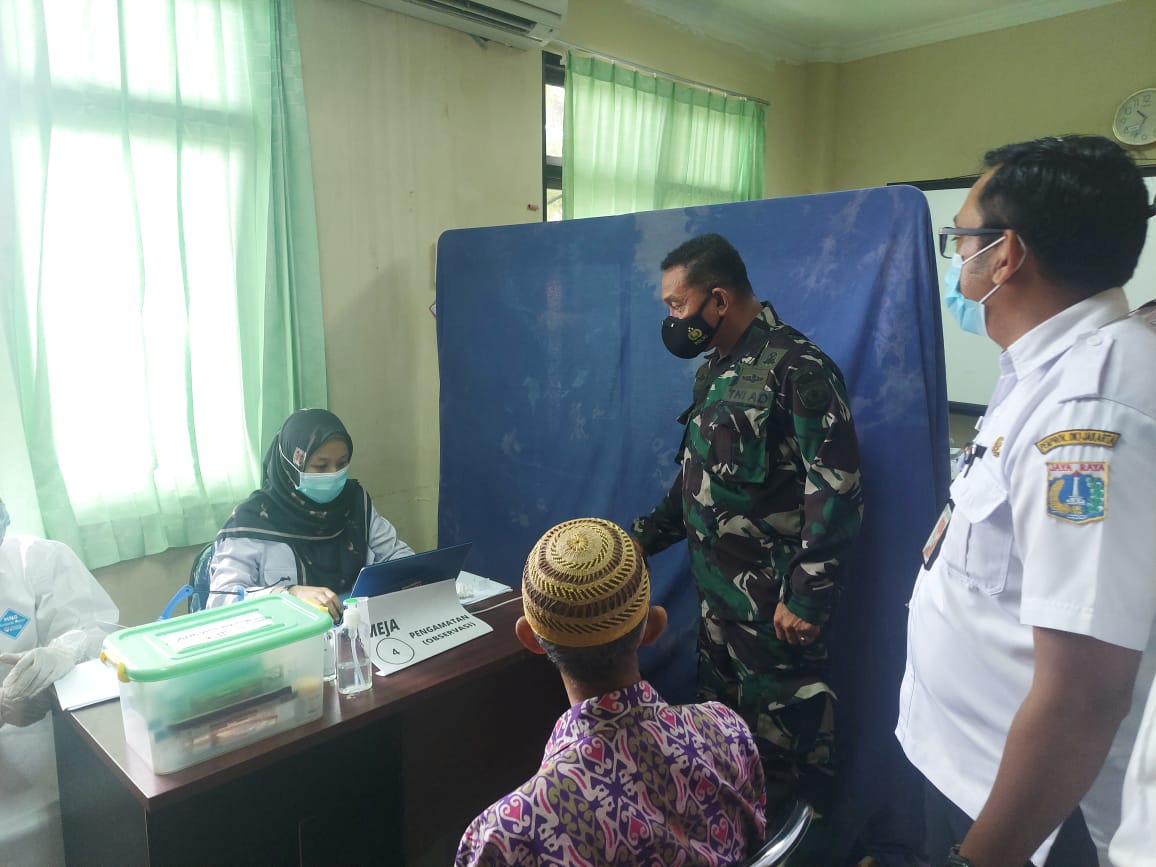 Danramil 04/KS, Mayor Inf Ali Anwar Faola meninjau pemberian Vaksinasi tahap 2 dosis 1, khusus Lansia, yang dilaksanakan di Puskesmas Pulau Kelapa, Kepulauan Seribu Utara, Rabu (24/02/21)