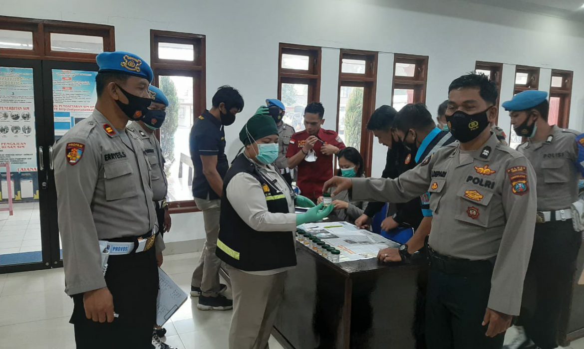 Ikuti Perintah Kapolri Berantas Narkoba, Polres Karo Adakan Pemeriksaan Urine