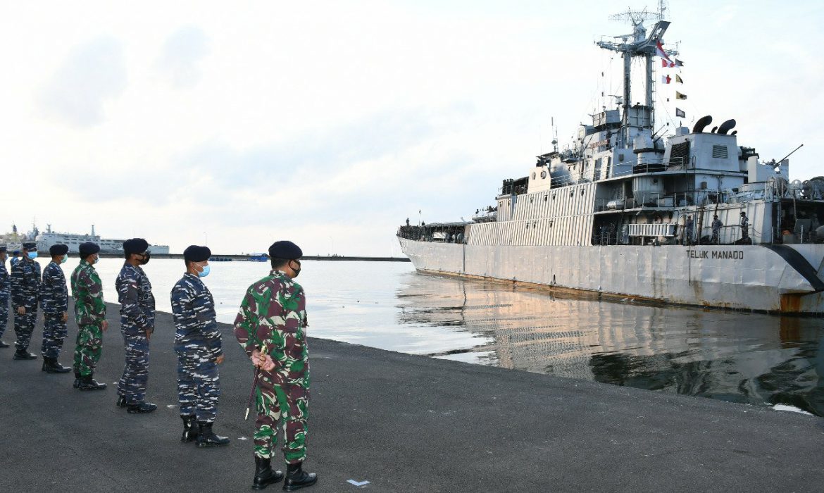 Pimpin Jajar Kehormatan Pelepasan KRI Teluk Manado-537 Bawa Pasukan TNI AD ke Perbatasan Timor Leste, Ini Kata Komandan Lantamal VI Makasar