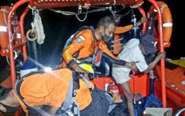 Bersama Basarnas, TNI AL  Selamatkan Nelayan Jeneponto yang Terombang Ambing Selama 9 Jam di Laut Akibat Mesin Mati