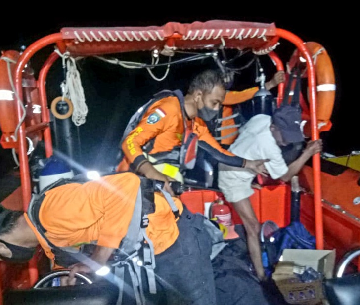 Bersama Basarnas, TNI AL  Selamatkan Nelayan Jeneponto yang Terombang Ambing Selama 9 Jam di Laut Akibat Mesin Mati