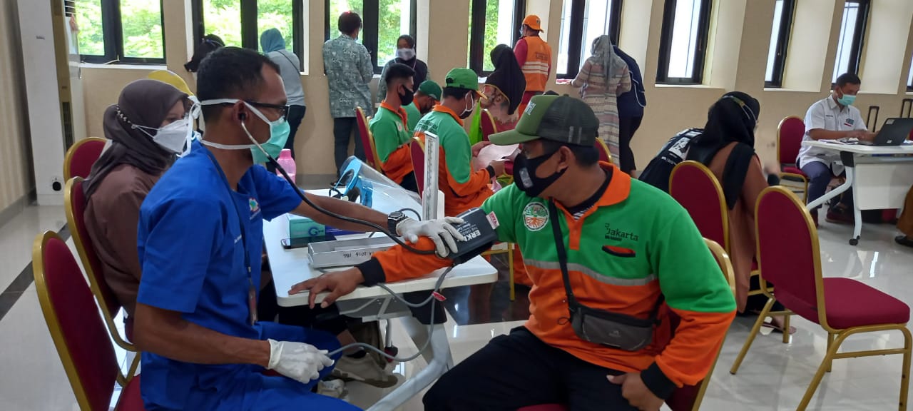 Warga dan unsur Tripilar Kepulauan Seribu yang ikut menyumbangkan darah dan mengikuti kegiatan edukasi Kesehatan mata, pemeriksaan dan pembagian kacamata gratis.