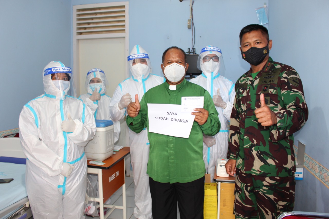 Komandan Lanud Silas Papare Marsekal Pertama TNI Budhi Achmadi meninjau dan mendampingi pelaksanaan Serbuan Vaksinasi TNI bagi Prajurit, Tokoh Masyarakat dan Tokoh Agama di wilayah Jayapura, Papua, Selasa (18/03).