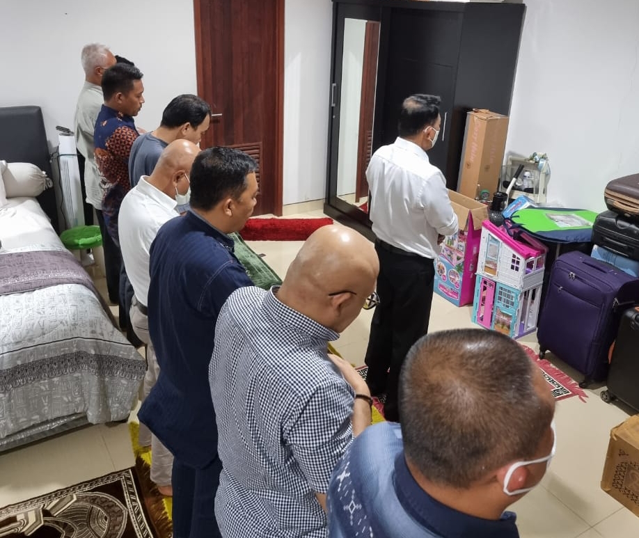 Moeldoko mengajak pengurus DPP partai Demokrat untuk melaksanakan sholat maghrib berjamaah | Foto: Istimewa