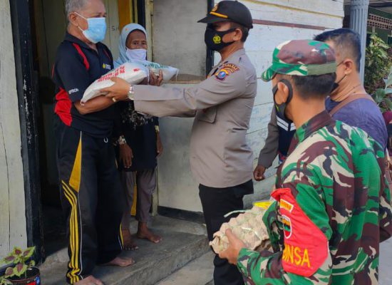 Polri Mardingding Memberi Sembako ke Warga Mardinding