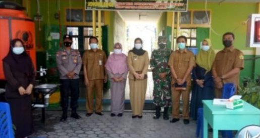 Babinsa Sungai Pasir dan Meral Kota Pantau Rapat Koordinasi Mencari Solusi Virus Covid-19