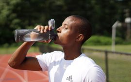 Ini 3 Manfaat Minum Air Dingin saat Olahraga