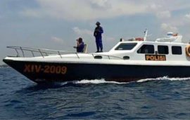 Sarpol Air Polres Karimun Bersama Tim SAR Mencari Korban Tenggelam di Perairan Karimun