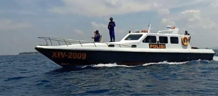 Sarpol Air Polres Karimun Bersama Tim SAR Mencari Korban Tenggelam di Perairan Karimun