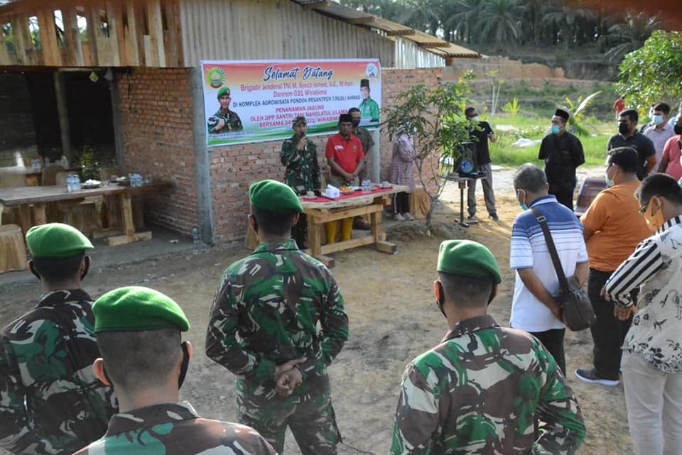 Ketua DPP Santri Tani Nahdlatul Ulama (SantaNu), Rusli Ahmad bersama Komandan Korem (Danrem) 031/Wira Bima, Brigjen TNI M Syech Ismed SE MHan bersama jajaran melaksanakan giat penanaman jagung, di Kelurahan Agrowisata, Kecamatan Rumbai.