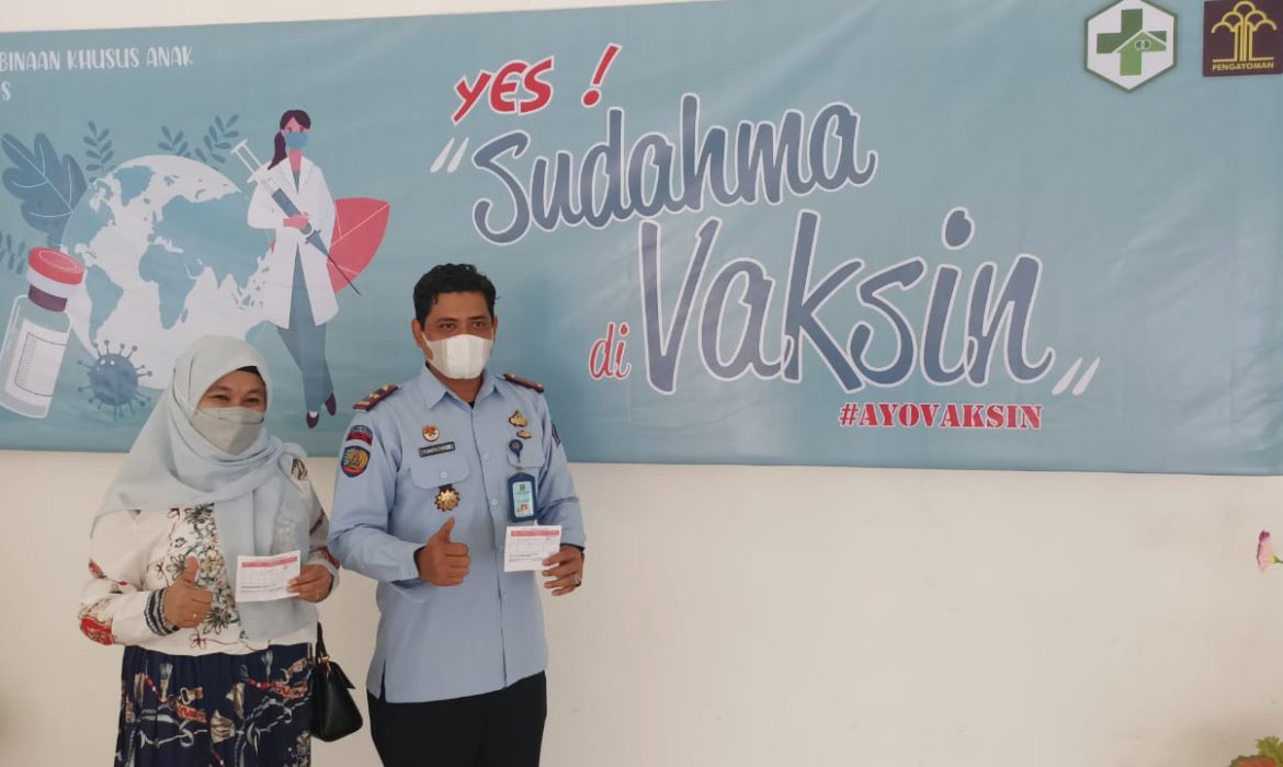 Vaksinator Puskesmas Mandai Lakukan Vaksinasi Pertama di LPKA Kelas II Maros