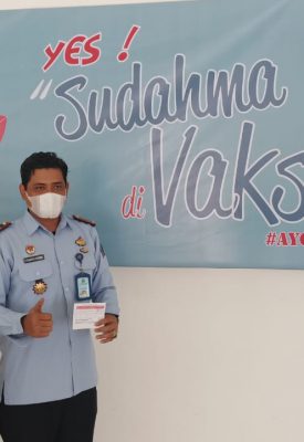 Tubagus Chaidir Kepala Lembaga Pembinaan Khusus Anak (LPKA) Kelas ll Maros Setelah Divaksin oleh Tim Vaksinator Puskesmas Mandai
